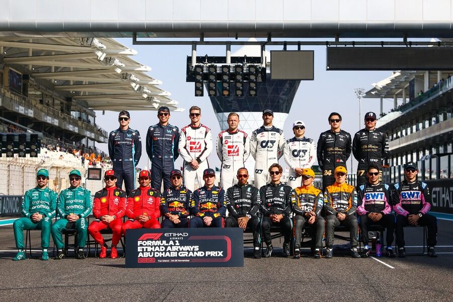 Společný snímek všech závodníků Formule 1 ze závěru loňského ročníku. Veškeré informace o jejich výkonech a statistiky najdete v našem článku.