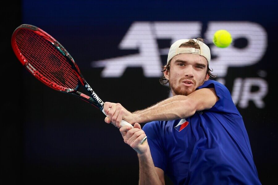 Český tenista Tomáš Macháč v zápase na ATP Tour - sledujte dnes tenis Macháč vs Djokovič živě na ATP 500 Dubaj 2023 - online live stream zdarma