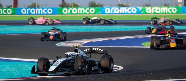 Závody Formule 2 přinášejí fanouškům motorsportu akční podívanou