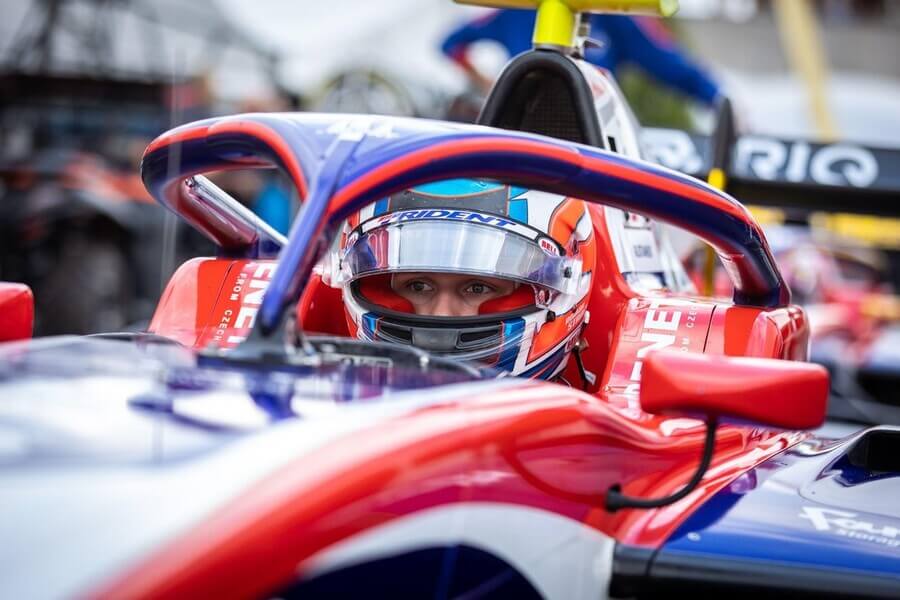 Český závodník Roman Staněk ještě v kokpitu Trident Racing ve Formuli 3