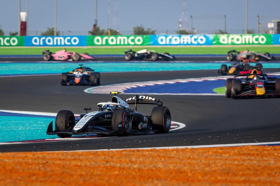 Závody Formule 2 přinášejí fanouškům motorsportu akční podívanou