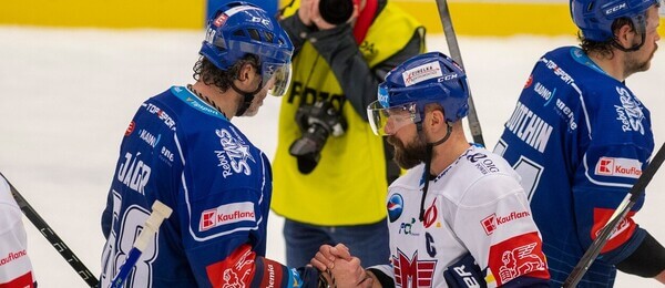 Hokejisté Jaromír Jágr z Rytíři Kladno a Milan Gulaš z HC Motor České Budějovice po utkání Tipsport extraligy 2023 - Kde dnes sledovat hokej České Budějovice vs Kladno živě - online live stream