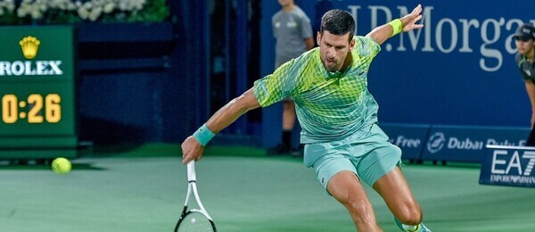 Tenista Novak Djokovič v zápase ATP Dubai Open 2023 - Djokovič dnes v Dubaji hraje semifinále proti Medvedevovi - sledujte tenis Djokovič vs Medvedev živě - online livestream zdarma