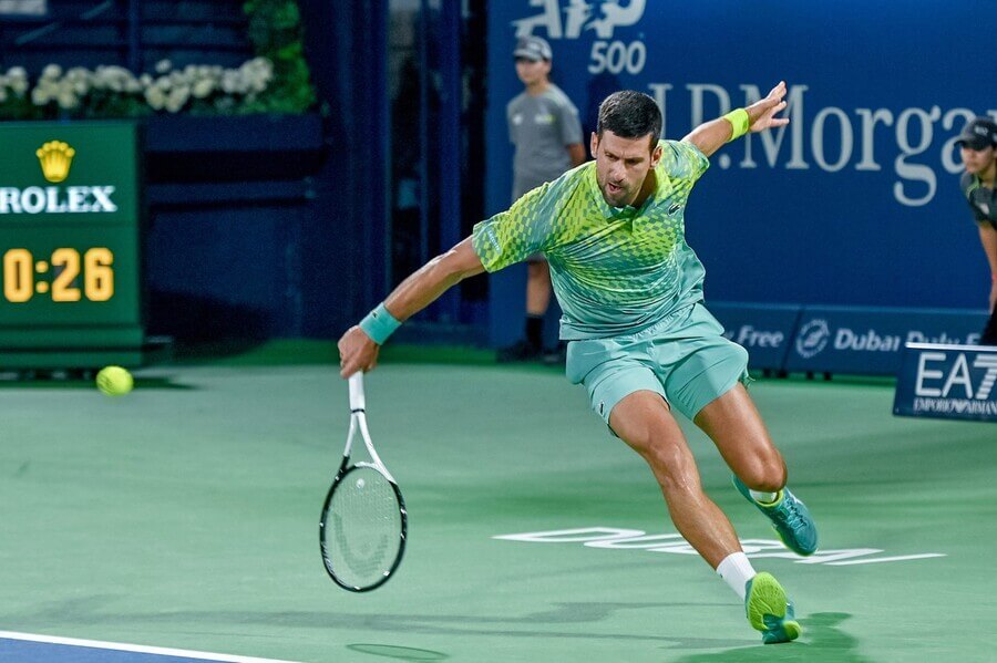 Tenista Novak Djokovič v zápase ATP Dubai Open 2023 - Djokovič dnes v Dubaji hraje semifinále proti Medvedevovi - sledujte tenis Djokovič vs Medvedev živě - online livestream zdarma