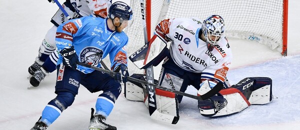 Hokejisté Oscar Flynn z týmu Bílí Tygři Liberec a Peter Krieger a Aleš Stezka z HC Vítkovice Ridera - Tipsport ELH 2022-2023 - sledujte dnes hokej Liberec vs Vítkovice živě