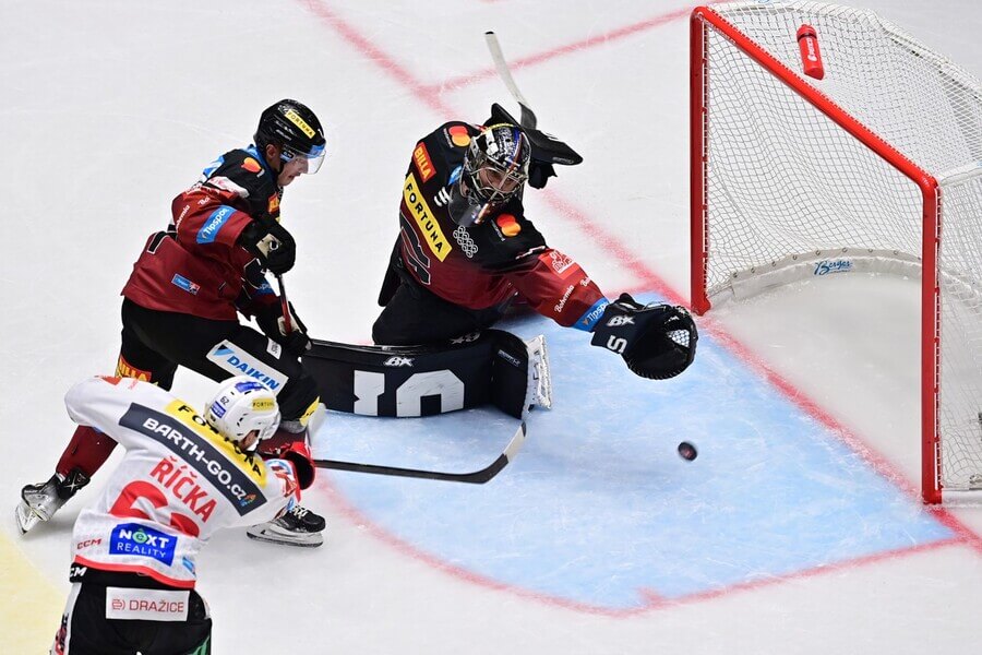 Hokejisté HC Dynamo Pardubice a HC Sparta Praha v utkání Tipsport extraligy 2023 - kurzy na play off 2023, favorité ELH, šance na titul