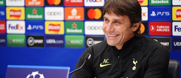 Trenér Tottenhamu Antonio Conte na tiskové konferenci před odvetou Ligy mistrů s AC Milán