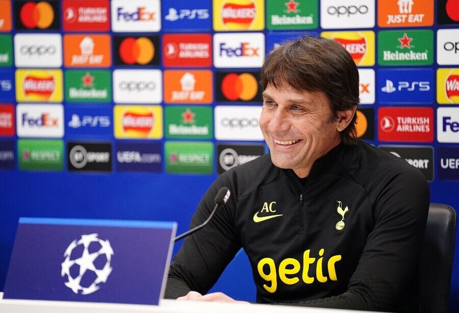 Trenér Tottenhamu Antonio Conte na tiskové konferenci před odvetou Ligy mistrů s AC Milán