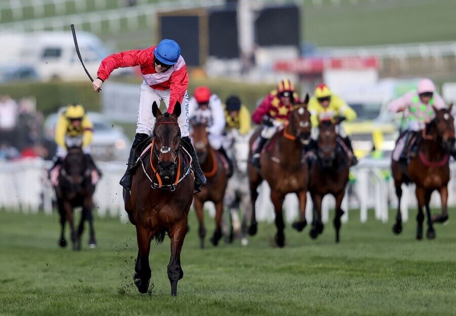 Dostihy, Cheltenham Festival, vítězka Gold Cupu Rachael Blackmore s koněm A Plus Tard