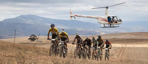 Horská kola (MTB), etapový závod Cape Epic v JAR, v popředí Martin Stošek a Andreas Seewald