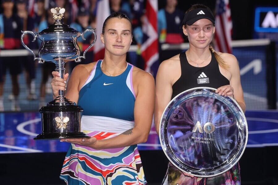 Tenistky Aryna Sabalenka a Elena Rybakina po finále Australian Open 2023 - sledujte dnes tenis Sabalenka vs Rybakina ve finále WTA Indian Wells 2023 živě