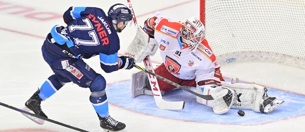 Martin Faško-Rudáš v akci, zasahuje Henri Kiviaho. Kdo bude na libereckém ledě úspěšnější? Sledujte sérii Liberec - Hradec Králové živě na TV Tipsport.