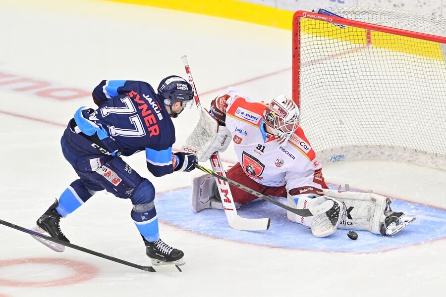 Martin Faško-Rudáš v akci, zasahuje Henri Kiviaho. Kdo bude na libereckém ledě úspěšnější? Sledujte sérii Liberec - Hradec Králové živě na TV Tipsport.