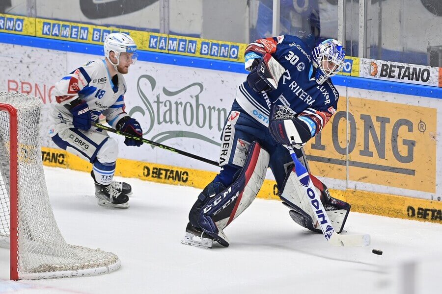 Hokejisté Adam Zbořil z HC Kometa Brno a Aleš Stezka z HC Vítkovice Ridera v zápase play off ELH 2023 - sledujte dnes hokej Vítkovice vs Kometa Brno živě