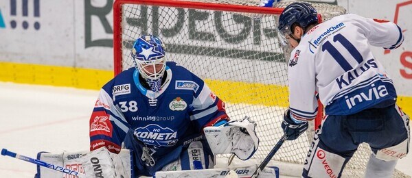 Hokejisté Dominik Furch z HC Kometa Brno a Marek Kalus z HC Vítkovice Ridera v utkání play off Tipsport ELH 2023 - sledujte dnes čtvrtfinále Kometa vs Vítkovice živě - online live stream