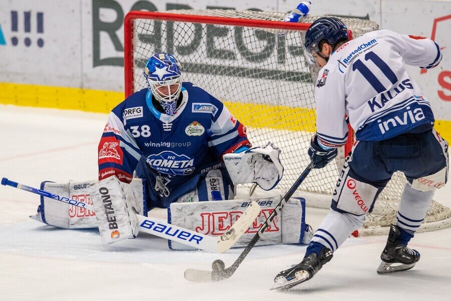 Hokejisté Dominik Furch z HC Kometa Brno a Marek Kalus z HC Vítkovice Ridera v utkání play off Tipsport ELH 2023 - sledujte dnes čtvrtfinále Kometa vs Vítkovice živě - online live stream