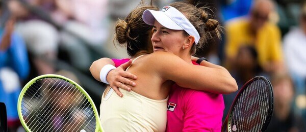 Tenistky Barbora Krejíčková a Aryna Sabalenka po zápase na WTA 1000 Indian Wells 2023 - Krejčíková a Sabalenka dnes hrají v osmifinále WTA Miami Open 2023 - sledujte utkání živě a online