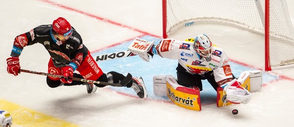 Hokejisté Daniel Voženílek z HC Oceláři Třinec a Roman Will z HC Dynamo Pardubice v utkání Tipsport ELH - sledujte playoff Pardubice vs Třinec živě - online live stream a přímý přenos