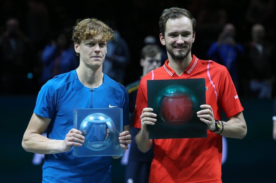 Tenisté Jannik Sinner a Daniil Medvedev po společném finále ATP Rotterdam 2023 - Sinner a Medvedev dnes hrají finále APT Miami Open 2023 - sledujte tenis Medvedev vs Sinner živě online