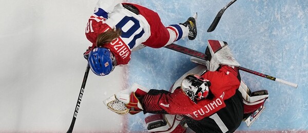 Hokejistky Denisa Křížová a Nana Fujimoto v utkání Česko vs Japonsko na ZOH v Pekingu - Japonsko a Česko dnes hrají na MS v hokeji žen 2023 - sledujte hokej Česko vs Japonsko živě v online live streamu zdarma