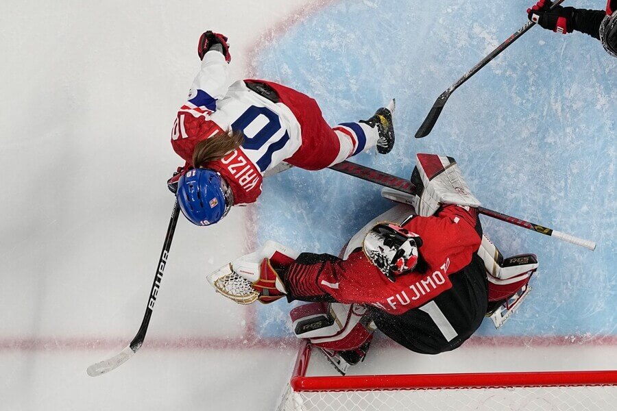 Hokejistky Denisa Křížová a Nana Fujimoto v utkání Česko vs Japonsko na ZOH v Pekingu - Japonsko a Česko dnes hrají na MS v hokeji žen 2023 - sledujte hokej Česko vs Japonsko živě v online live streamu zdarma