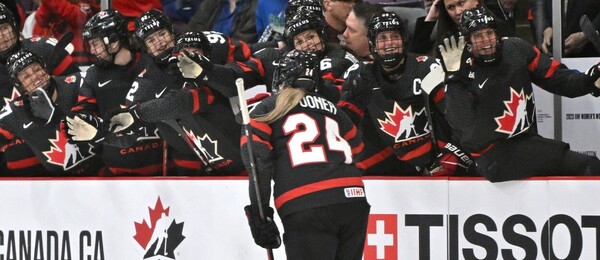 Hokejistky Kanady oslavují gól na MS v hokeji žen 2023 v Bramptonu - sledujte dnes hokej Česko vs Kanada na MS žen 2023 živě - online live stream