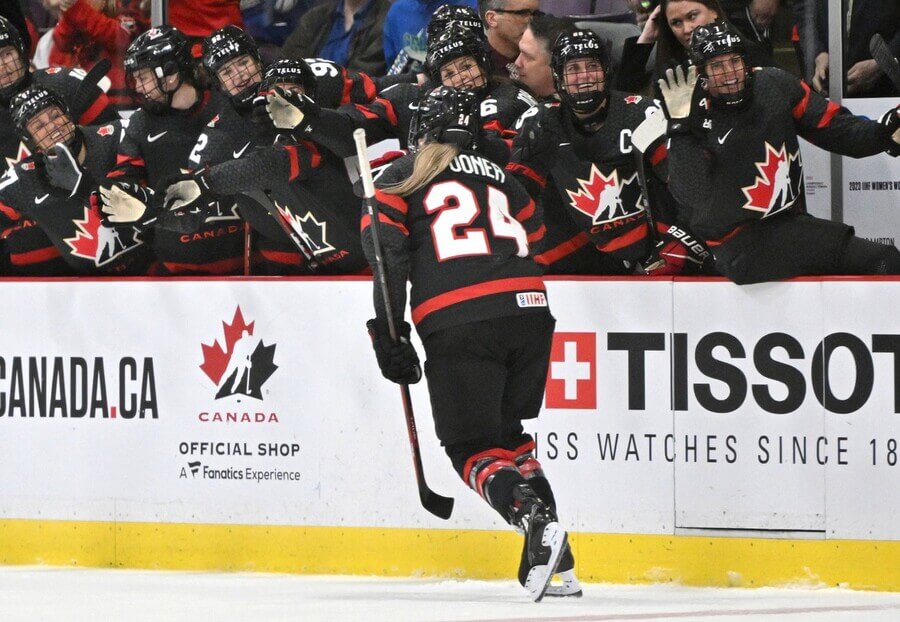 Hokejistky Kanady oslavují gól na MS v hokeji žen 2023 v Bramptonu - sledujte dnes hokej Česko vs Kanada na MS žen 2023 živě - online live stream