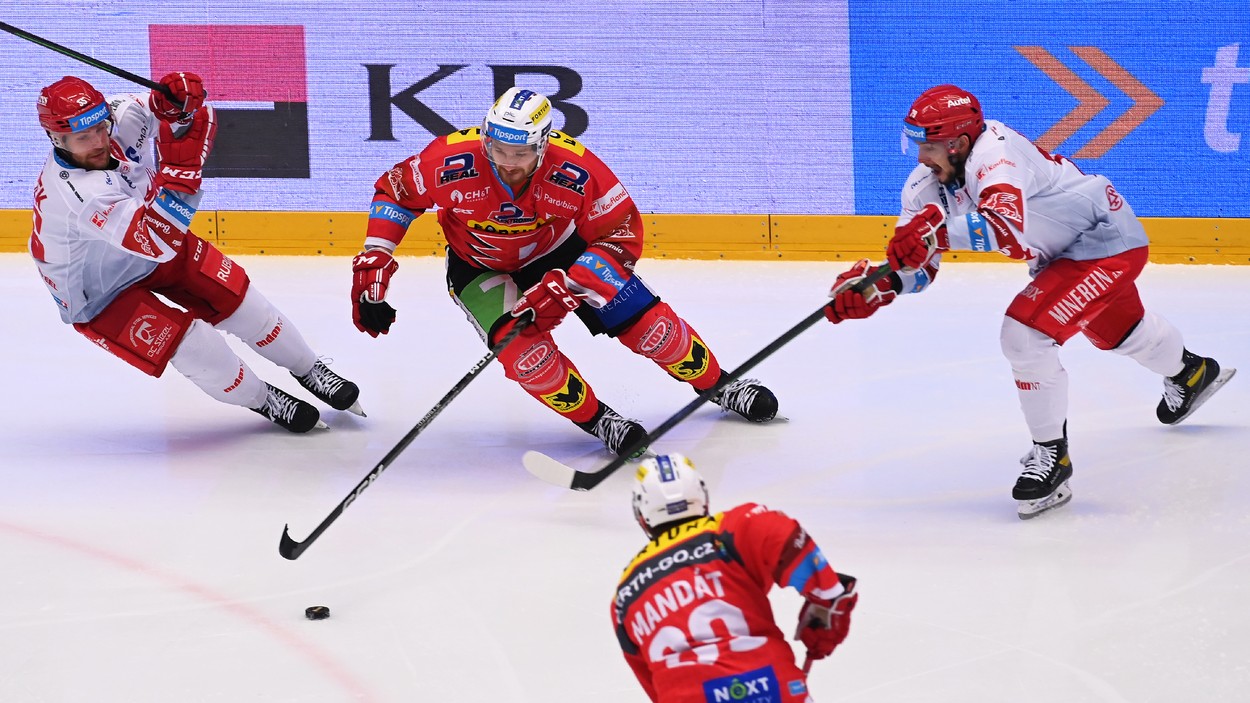 Hokejisté HC Dynamo Pardubice a HC Oceláři Třinec v semifinále play off Tipsport extraligy - sledujte dnes pátý zápas Pardubice vs Třinec živě - online live stream zdarma