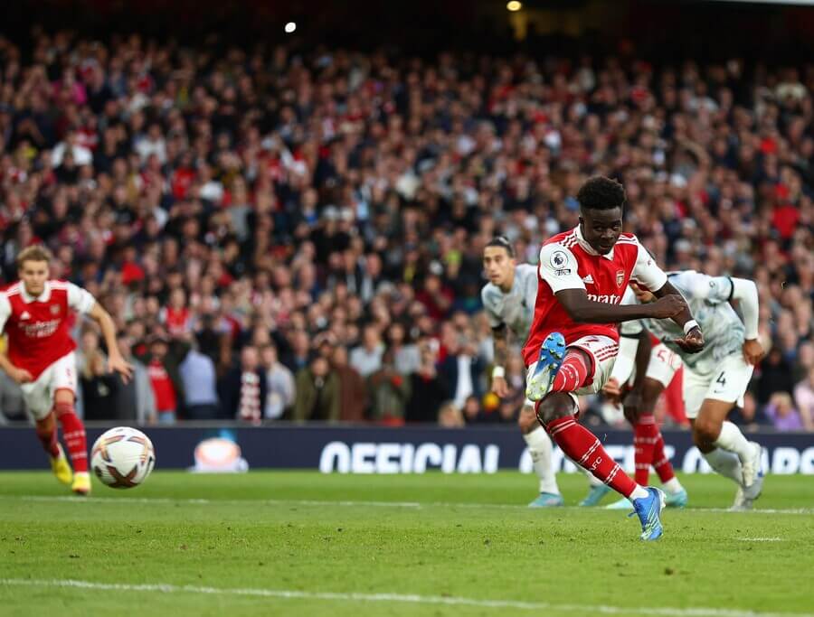 Bukayo Saka střílí vítězný gól v podzimním zápase Arsenal vs. Liverpool