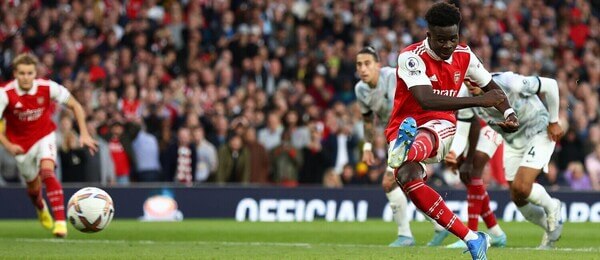Bukayo Saka střílí vítězný gól v podzimním zápase Arsenal vs. Liverpool