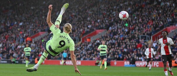 Erling Haaland dává svůj druhý gól do sítě Southamptonu