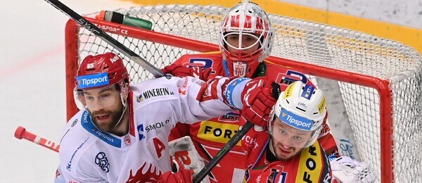 Hokejisté Tomáš Marcinko z HC Oceláři Třinec a Roman Will a Tomáš Zohorna z HC Dynamo Pardubice v šestém semifinále play off ELH 2023 - Pardubice a Třinec dnes hrají sedmý zápas