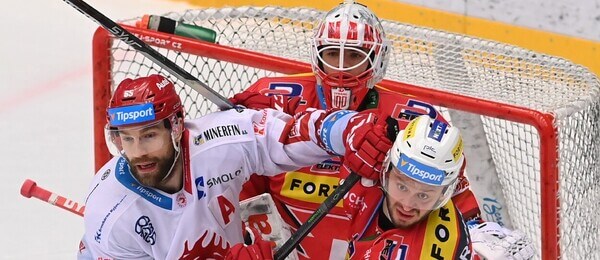 Hokejisté Tomáš Marcinko z HC Oceláři Třinec a Roman Will a Tomáš Zohorna z HC Dynamo Pardubice v šestém semifinále play off ELH 2023 - Pardubice a Třinec dnes hrají sedmý zápas