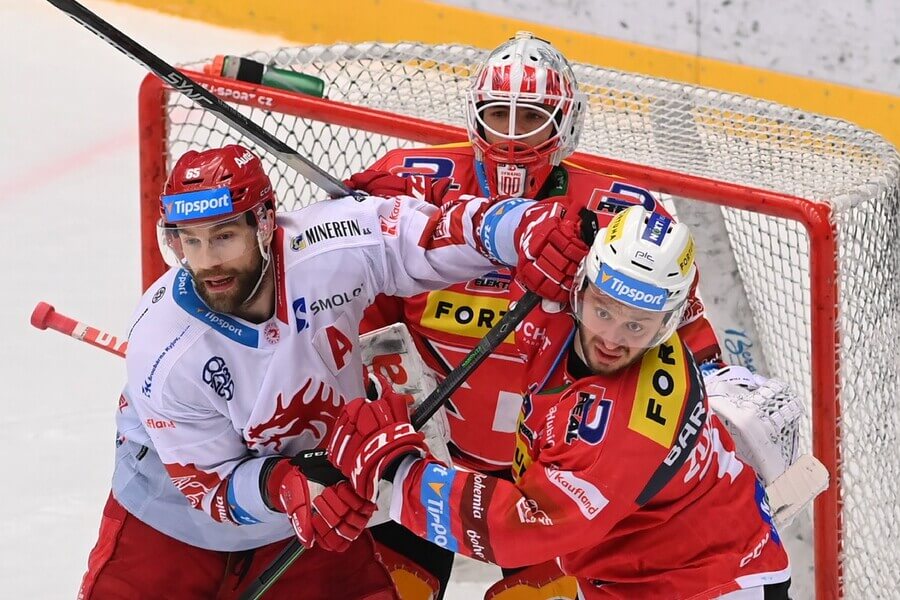 Hokejisté Tomáš Marcinko z HC Oceláři Třinec a Roman Will a Tomáš Zohorna z HC Dynamo Pardubice v šestém semifinále play off ELH 2023 - Pardubice a Třinec dnes hrají sedmý zápas