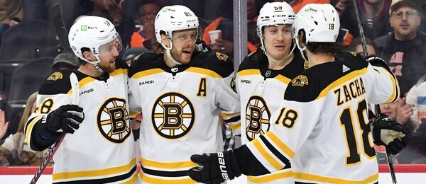 Český hokejista David Pastrňák se spoluhráči z Boston Bruins oslavuje gól v NHL - Jak hrál Pastrňák a Boston v play off o Stanley Cup - góly, program, výsledky, statistiky