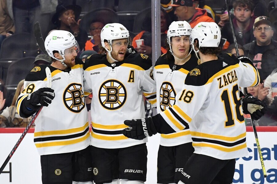 Český hokejista David Pastrňák se spoluhráči z Boston Bruins oslavuje gól v NHL - Jak hrál Pastrňák a Boston v play off o Stanley Cup - góly, program, výsledky, statistiky