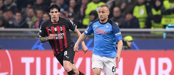 Sandro Tonali a Stanislav Lobotka v prvním duelu mezi AC Milán a Neapolí