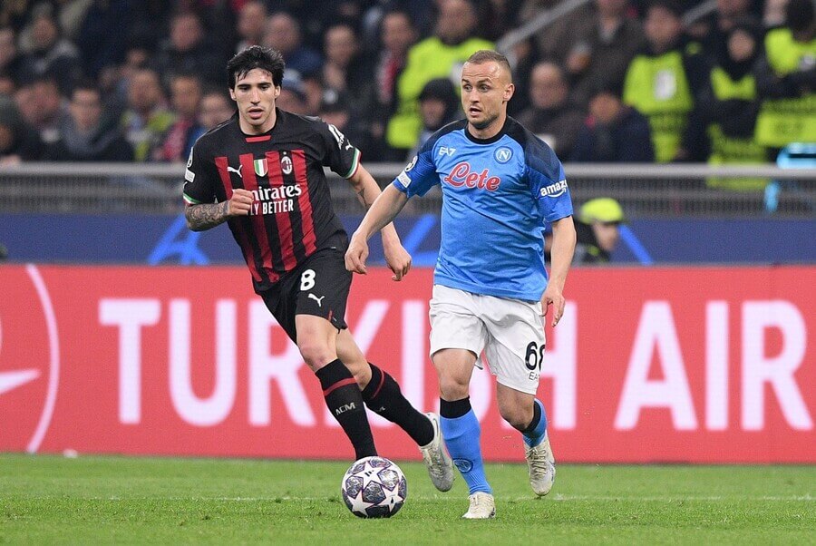 Sandro Tonali a Stanislav Lobotka v prvním duelu mezi AC Milán a Neapolí