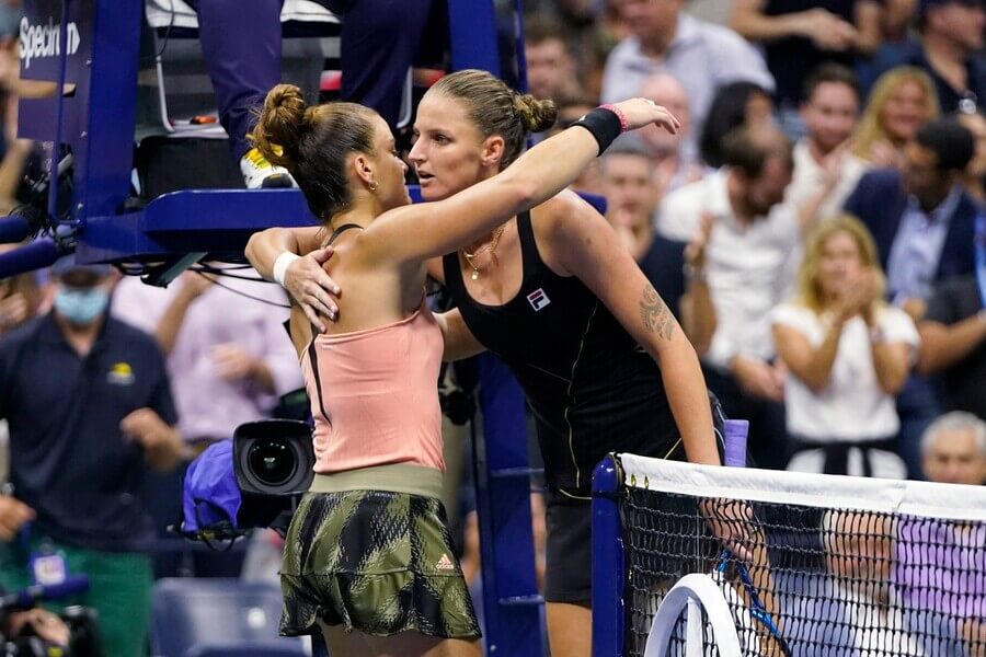 Tenistky Maria Sakkari a Karolína Plíšková po vzájemné zápase na WTA Tour - Sledujte dnes tenis Plíšková vs Sakkari na WTA Stuttgart 2023 živě online