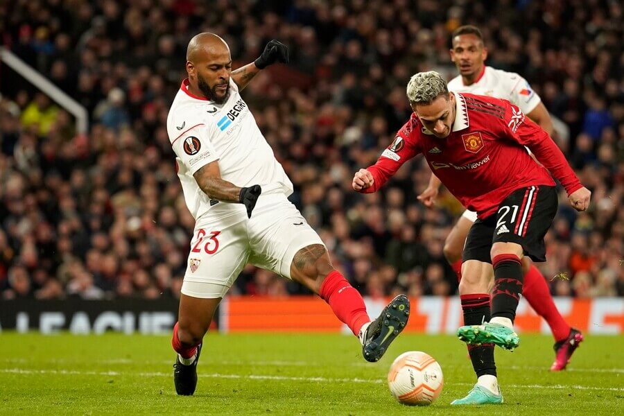 Marcão se na Old Trafford snaží zblokovat střelu Antonyho