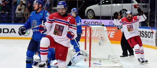 Tomáš Plekanec střílí gól Česka proti Kazachstánu na MS v hokeji 2016