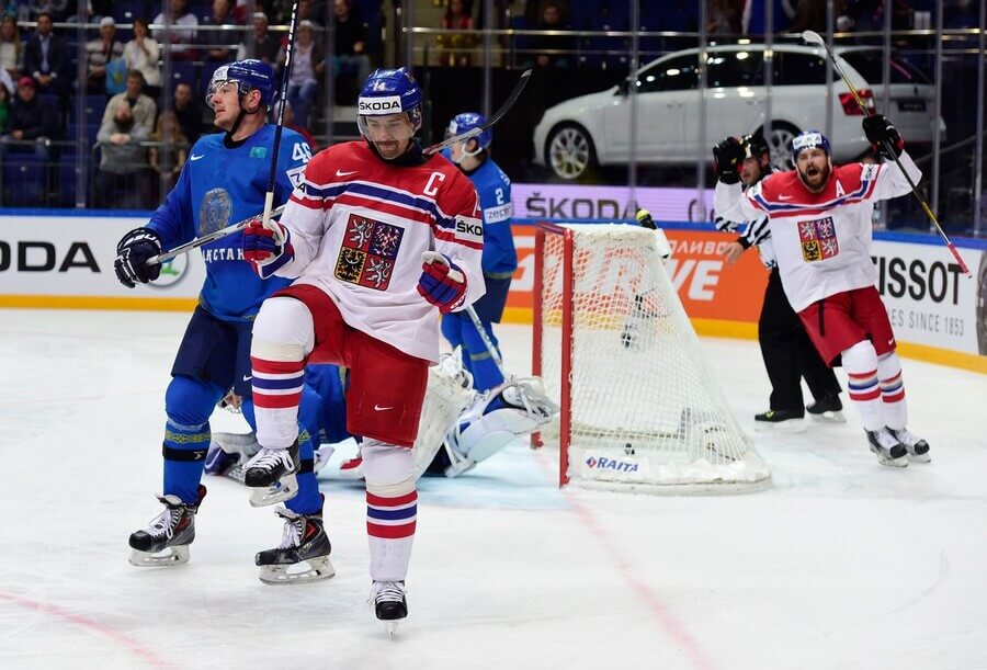 Tomáš Plekanec střílí gól Česka proti Kazachstánu na MS v hokeji 2016