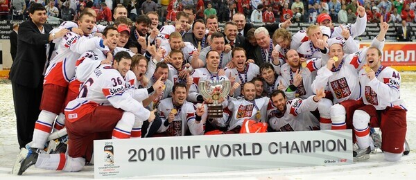 Takhle vypadala roku 2010 zatím poslední zlatá radost české hokejové reprezentace na mistrovství světa. Držte našim palce i letos a sledujte šampionát v online livestreamech na TV Tipsport.