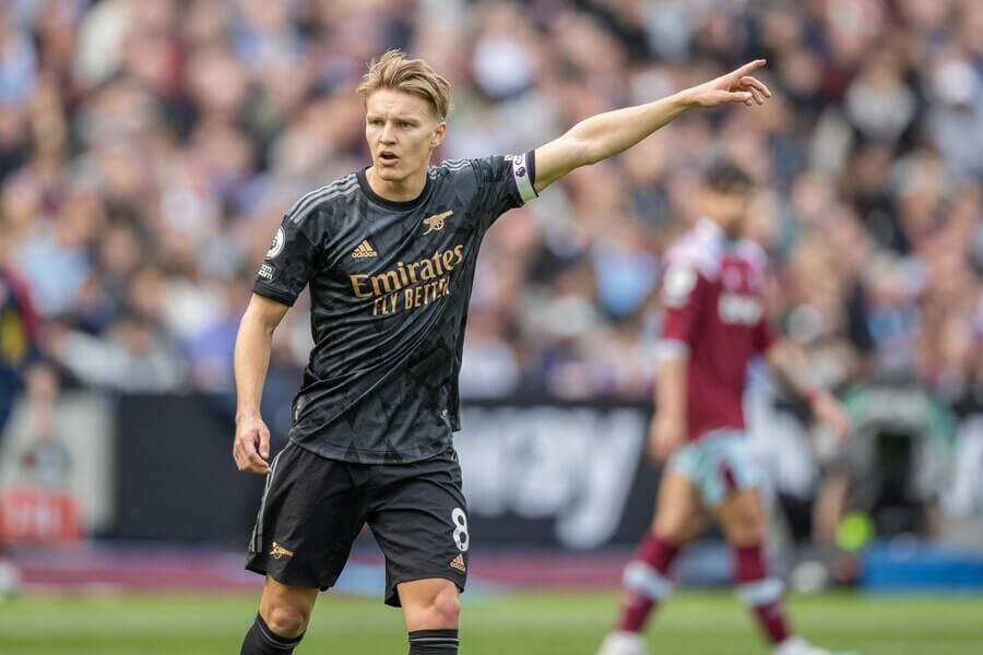 Martin Ødegaard při zápase s West Hamem