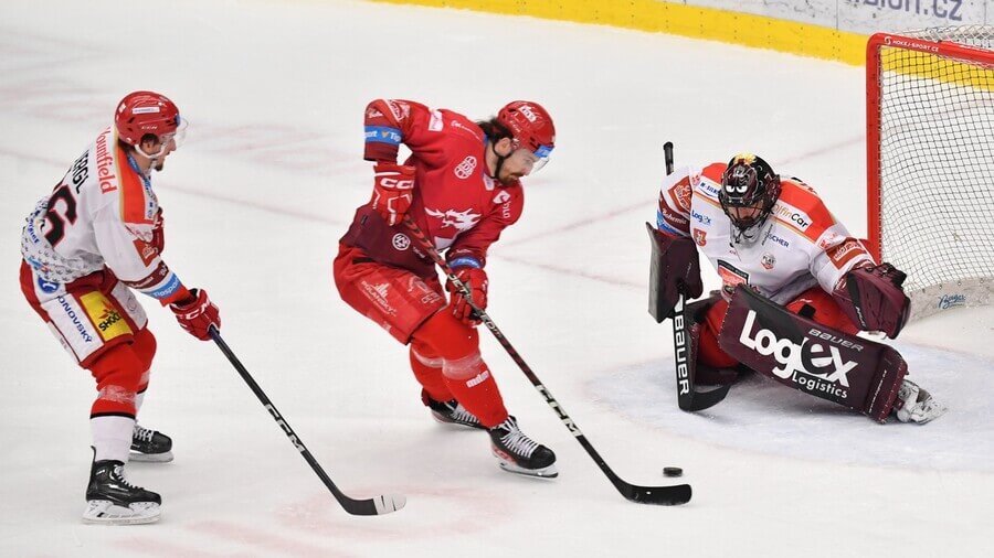 Třinecký Daniel Voženílek svými góly rozhodl oba zápasy na ledě Mountfieldu. Budou jeho výkony klíčové i po zbytek série? Sledujte finále extraligy živě v livestreamu na TV Tipsport.