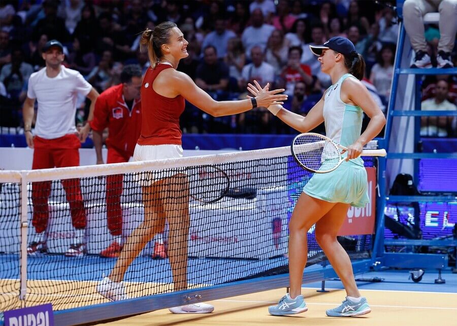 Tenistky Aryna Sabalenka a Iga Swiatek po vzájemné zápase na WTA Tour - Swiatek a Sabalenka dnes hrají ve finále WTA Stuttgart Open 2023 - sledujte finále živě