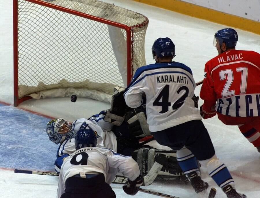 Český hokejista Jan Hlaváč dává zlatý gól ve finále MS v hokeji 1999 Česko vs Finsko - ČR vs Finsko na MS bilance, zápasy, výsledky, statistiky