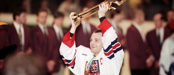 Český kapitán Robert Reichel se raduje s trofejí pro hokejové mistry světa za rok 1996.
