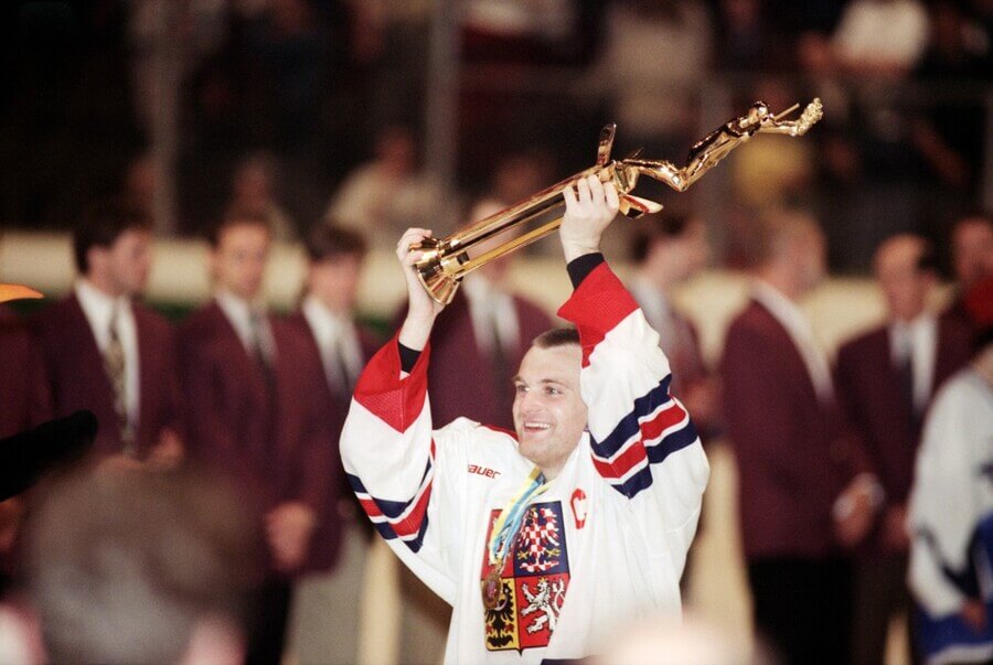 Český kapitán Robert Reichel se raduje s trofejí pro hokejové mistry světa za rok 1996.