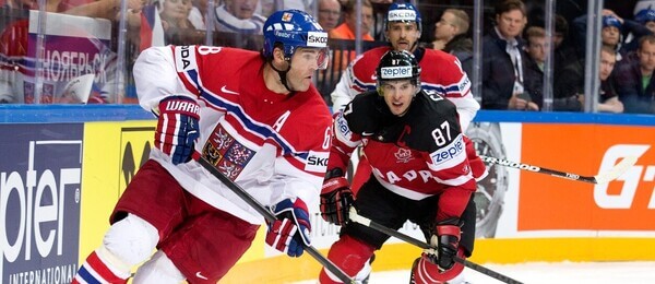 Kanaďan Sidney Crosby se blíží k Jaromíru Jágrovi v semifinále MS 2015, které se hrálo v Praze.
